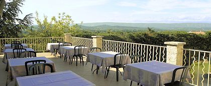 Panoramic terrace of the hotel La Bergerie with view over Luberon