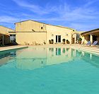 The pool of the Hotel Restaurant La Bergerie in Joucas